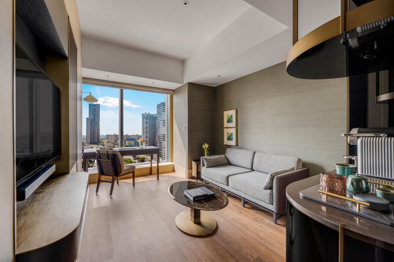 Intercontinental Kaohsiung By Ihg Ξενοδοχείο Εξωτερικό φωτογραφία A suite at The Ritz-Carlton, Osaka