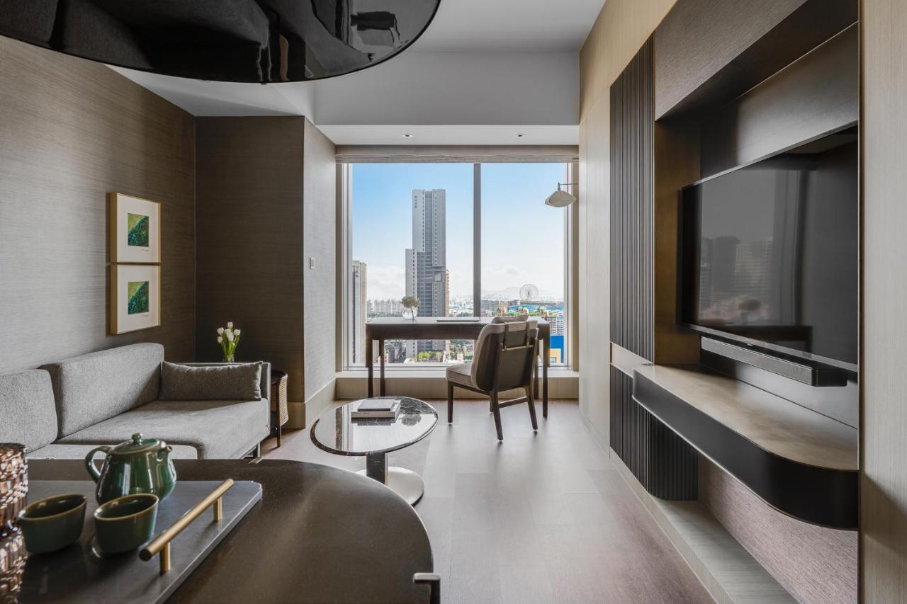 Intercontinental Kaohsiung By Ihg Ξενοδοχείο Εξωτερικό φωτογραφία A suite at the hotel