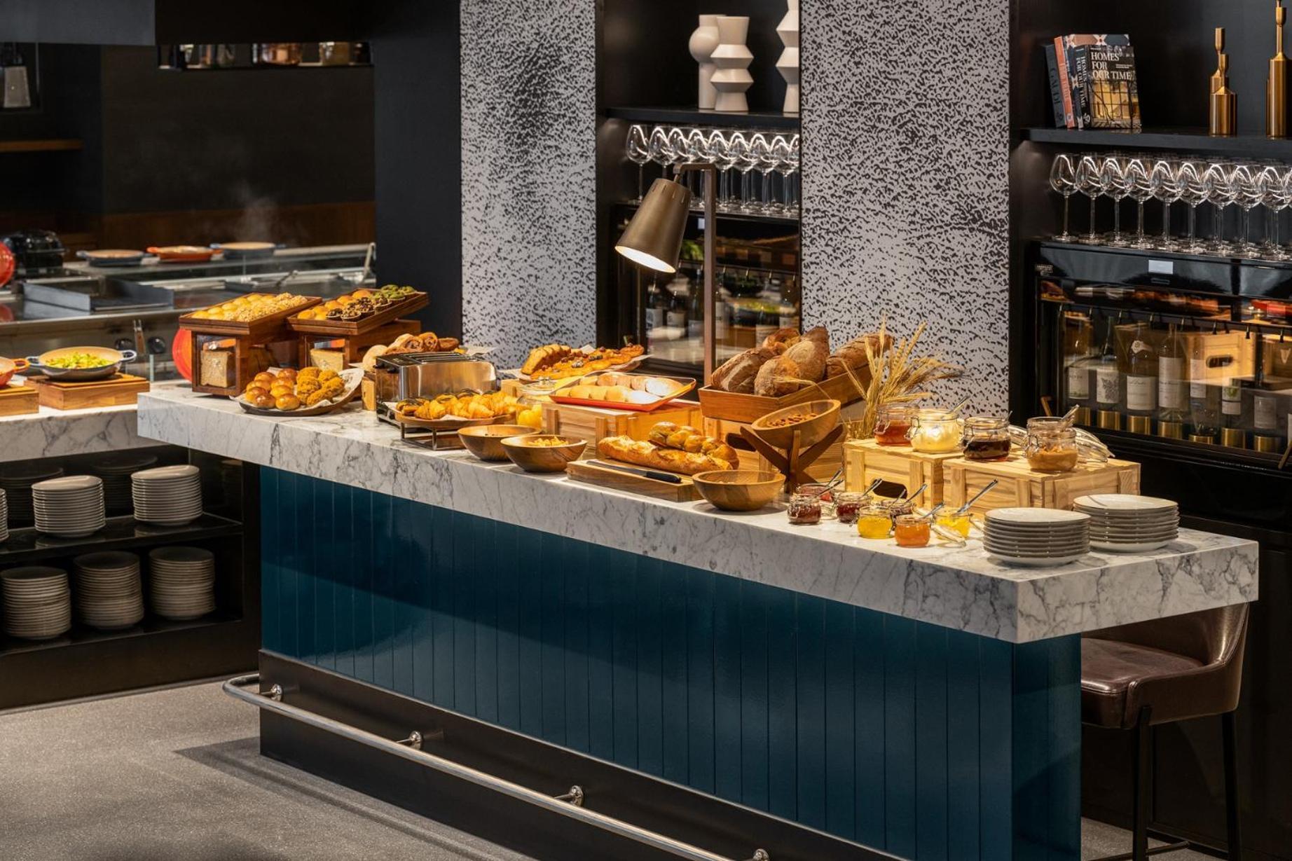 Intercontinental Kaohsiung By Ihg Ξενοδοχείο Εξωτερικό φωτογραφία A buffet at a restaurant
