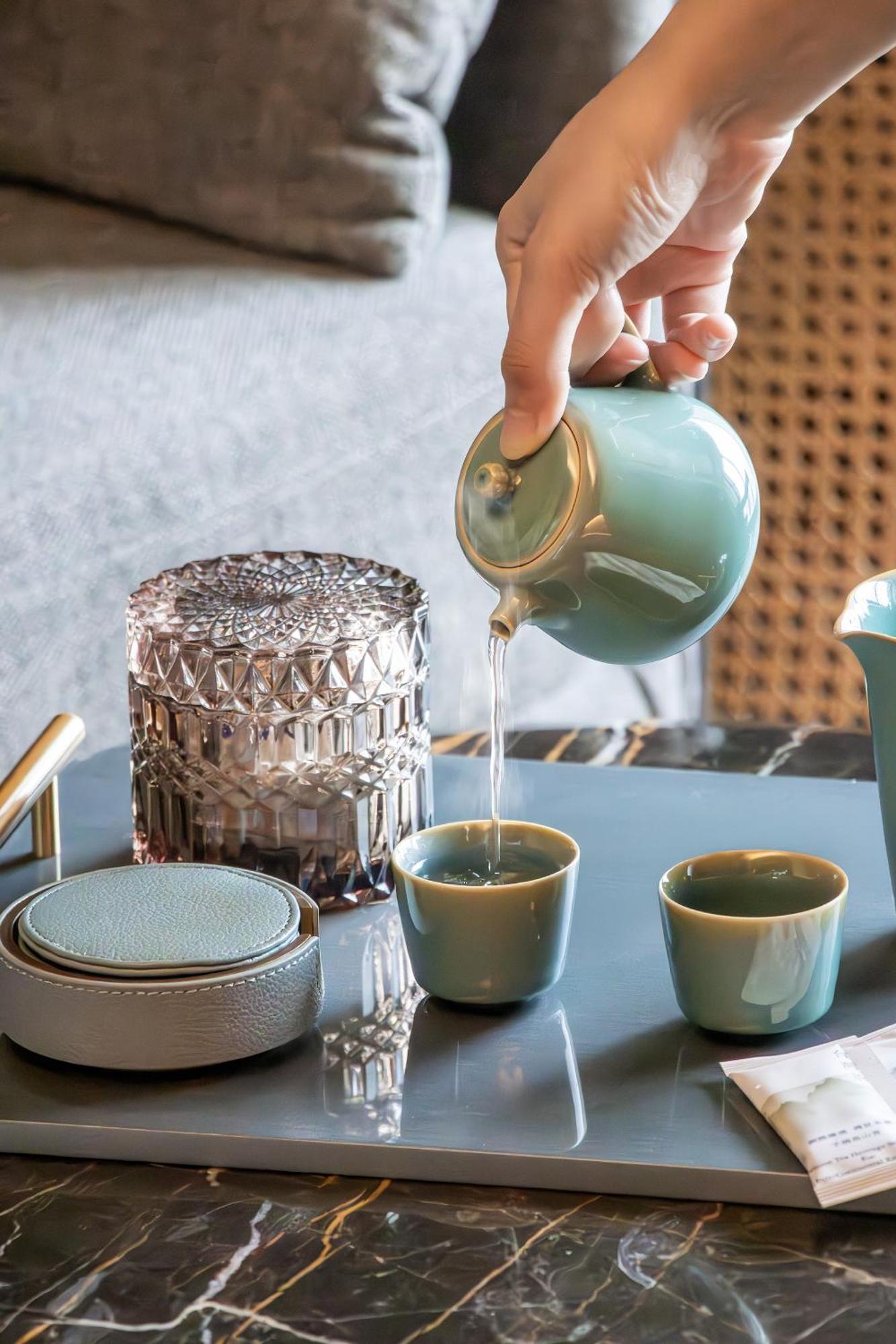 Intercontinental Kaohsiung By Ihg Ξενοδοχείο Δωμάτιο φωτογραφία Tea being poured into a teacup
