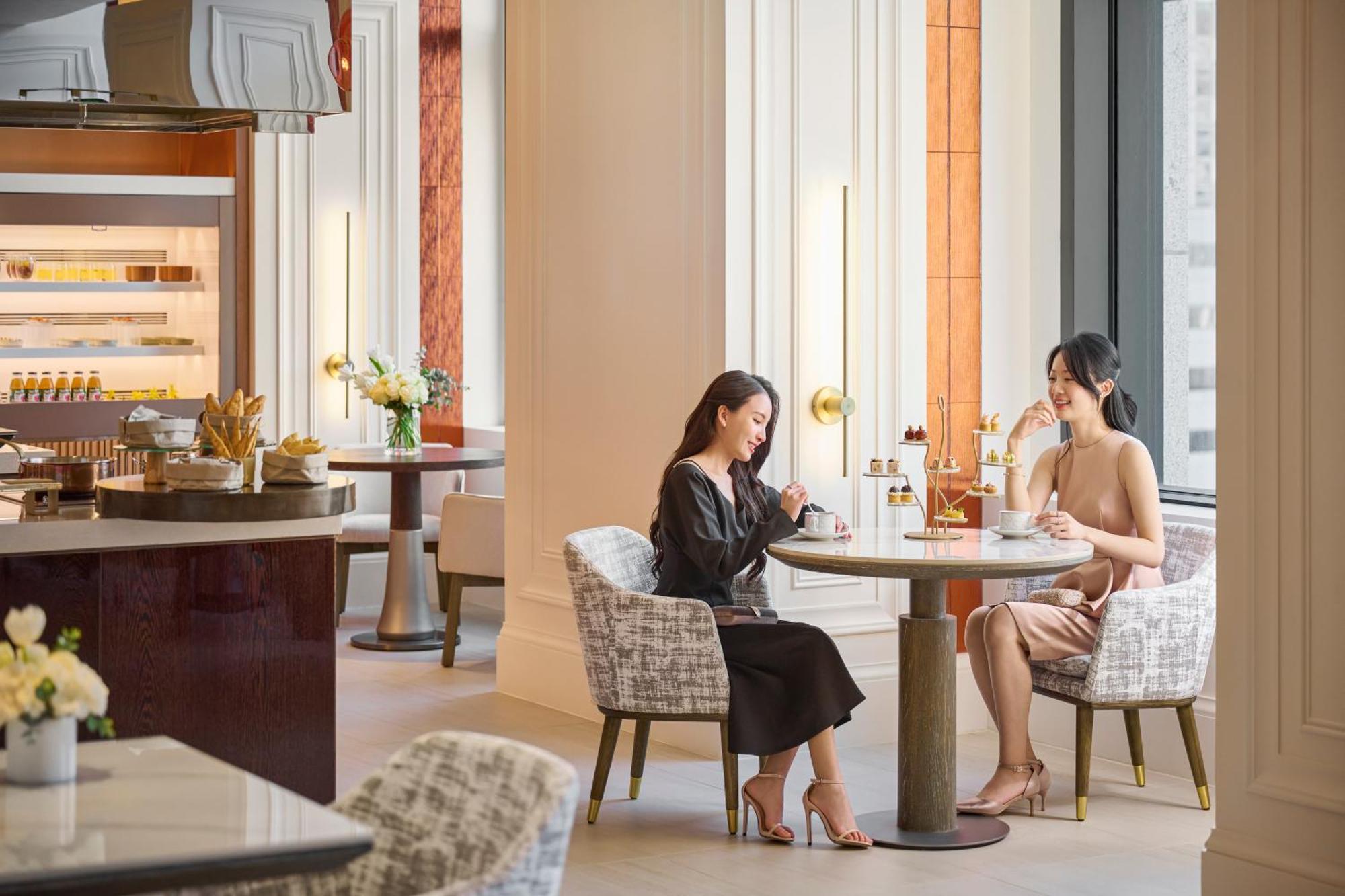 Intercontinental Kaohsiung By Ihg Ξενοδοχείο Εξωτερικό φωτογραφία The Lounge at the Westin Hong Kong