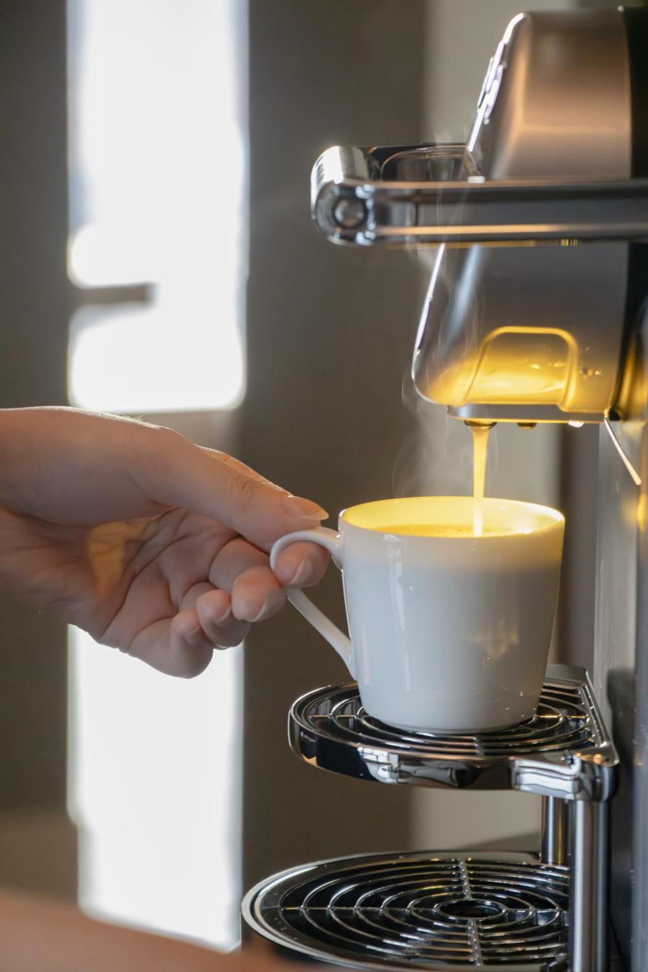 Intercontinental Kaohsiung By Ihg Ξενοδοχείο Δωμάτιο φωτογραφία A coffee machine