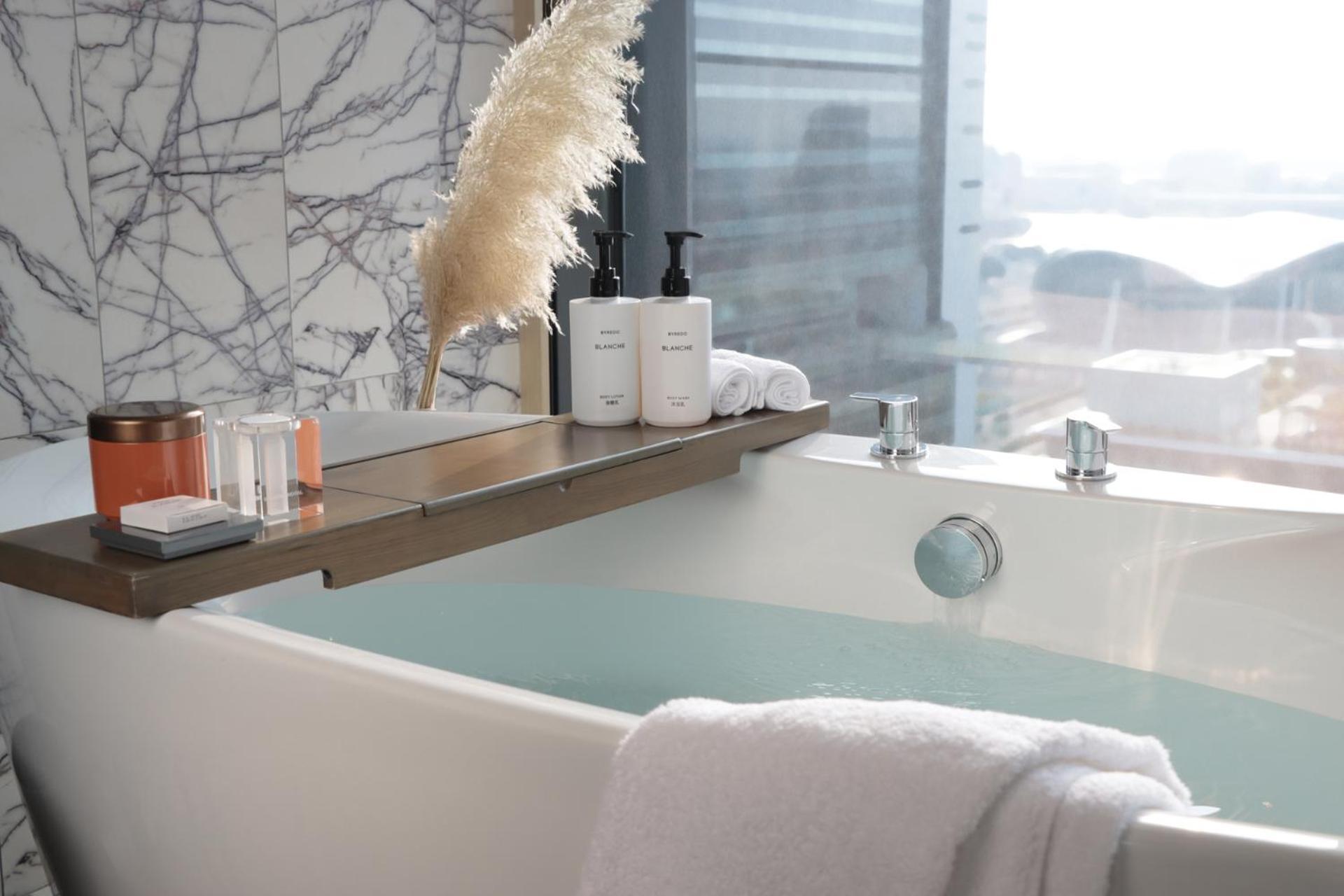 Intercontinental Kaohsiung By Ihg Ξενοδοχείο Εξωτερικό φωτογραφία A modern bathtub